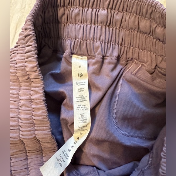 LULULEMON Purple 4 inch Hotty Hot Shorts size 6 - Picture 3 of 3